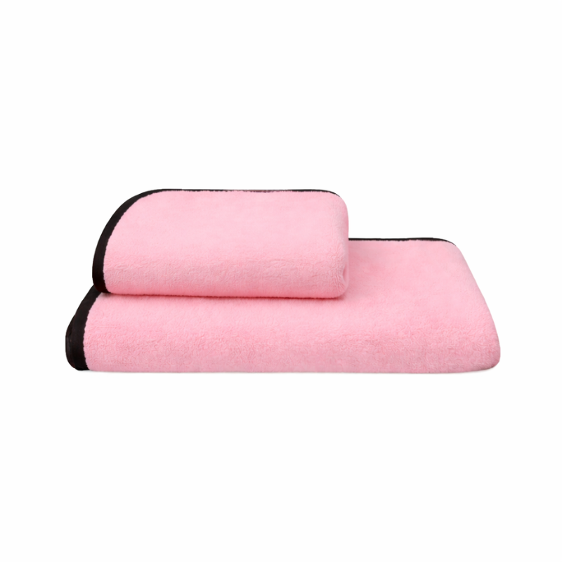 Två rosa absorberande handdukar